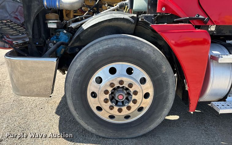 image for item EM3749 2003 Freightliner Columbia semi truck