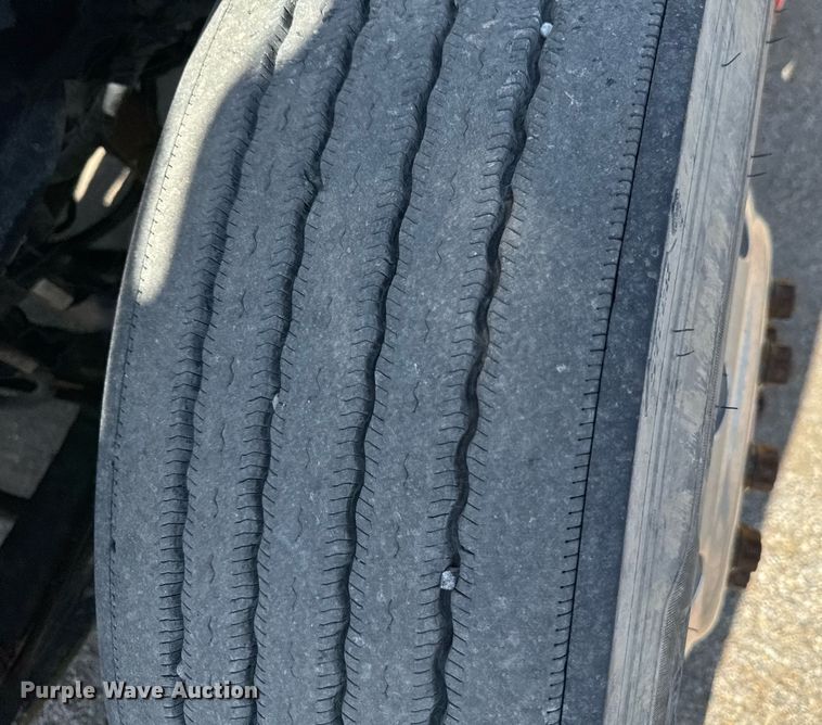 image for item EM3749 2003 Freightliner Columbia semi truck