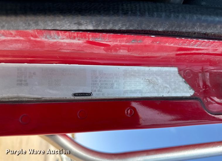 image for item EM3749 2003 Freightliner Columbia semi truck