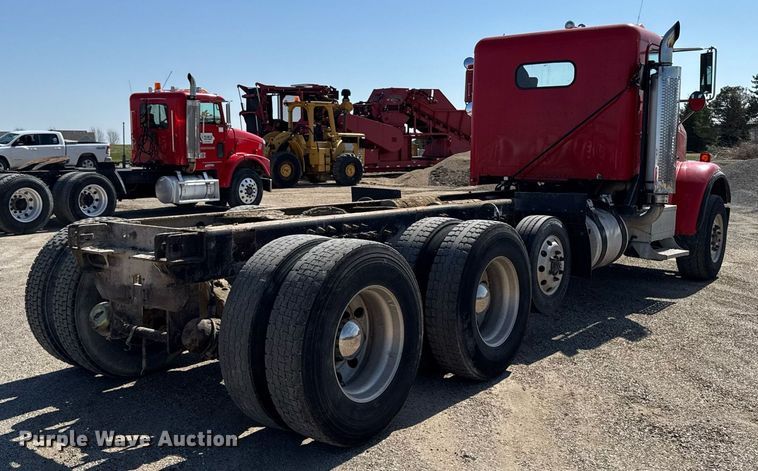 image for item EM3750 1998 Freightliner FLD120SD truck cab and chassis