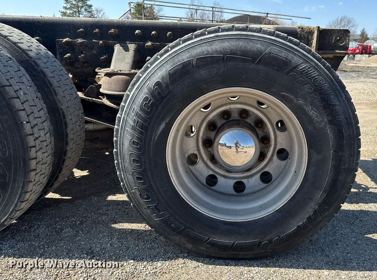 image for item EM3750 1998 Freightliner FLD120SD truck cab and chassis