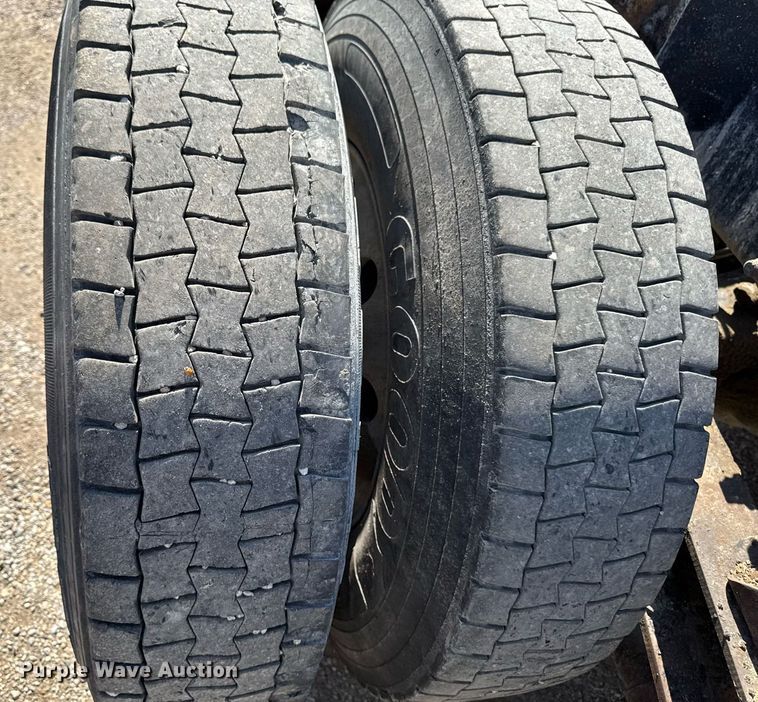 image for item EM3750 1998 Freightliner FLD120SD truck cab and chassis