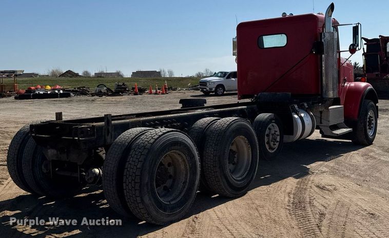 image for item EM3751 1998 Freightliner FLD120SD truck cab and chassis