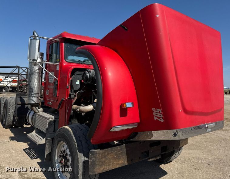 image for item EM3751 1998 Freightliner FLD120SD truck cab and chassis