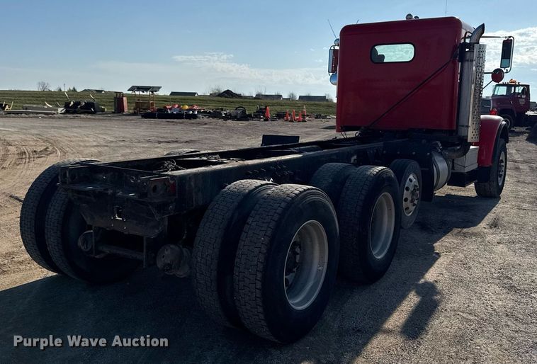 image for item EM3752 1998 Freightliner FLD1209D semi truck