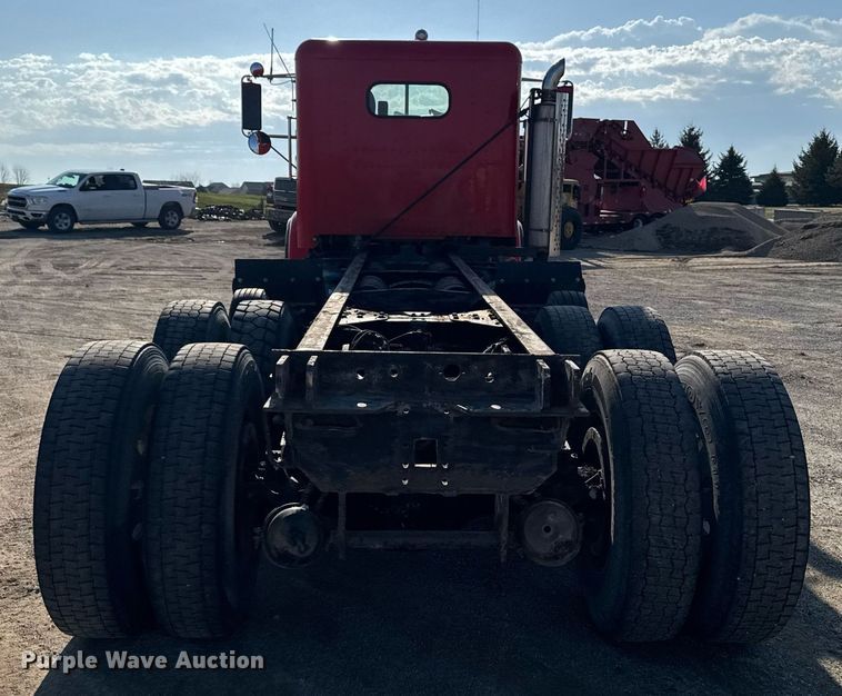 image for item EM3752 1998 Freightliner FLD1209D semi truck