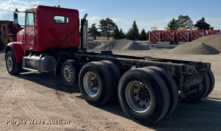image for item EM3752 1998 Freightliner FLD1209D semi truck
