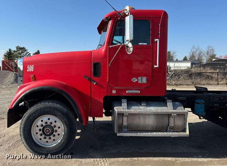 image for item EM3752 1998 Freightliner FLD1209D semi truck