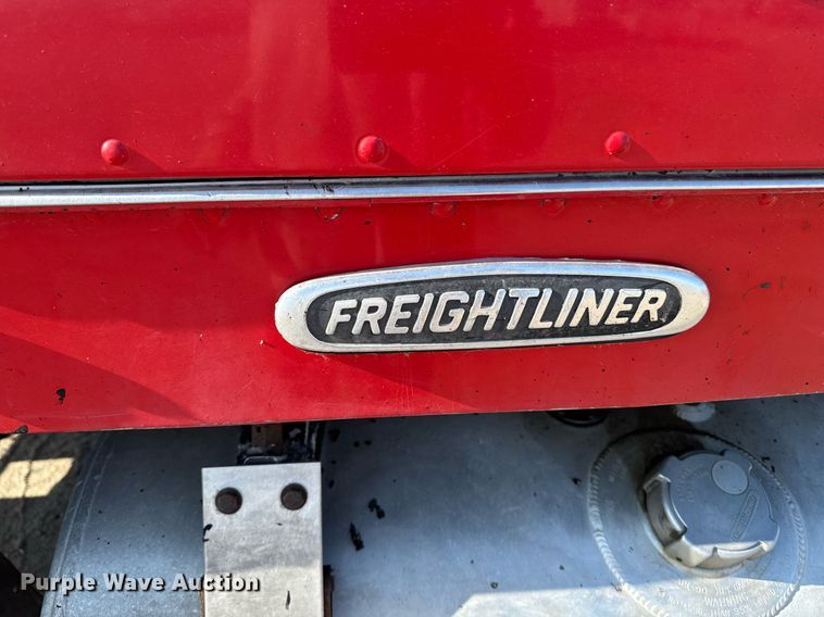 image for item EM3752 1998 Freightliner FLD1209D semi truck