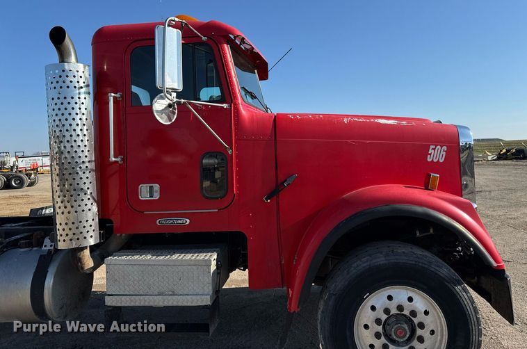 image for item EM3752 1998 Freightliner FLD1209D semi truck