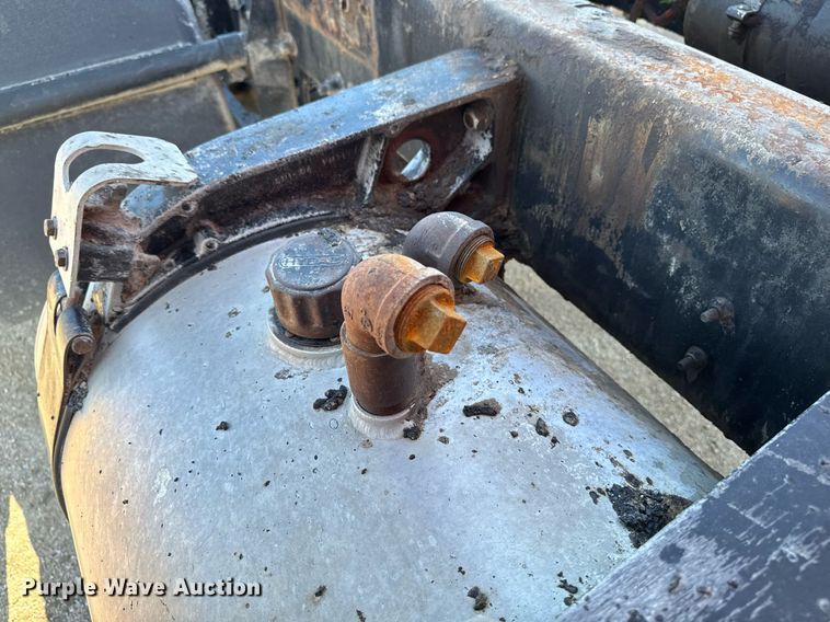 image for item EM3752 1998 Freightliner FLD1209D semi truck