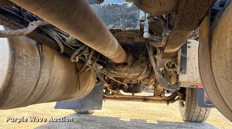 image for item EM3752 1998 Freightliner FLD1209D semi truck