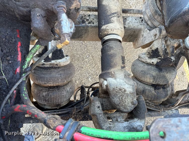 image for item EM3752 1998 Freightliner FLD1209D semi truck