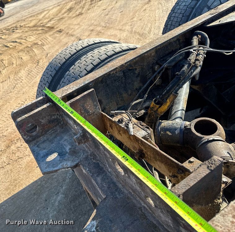 image for item EM3752 1998 Freightliner FLD1209D semi truck