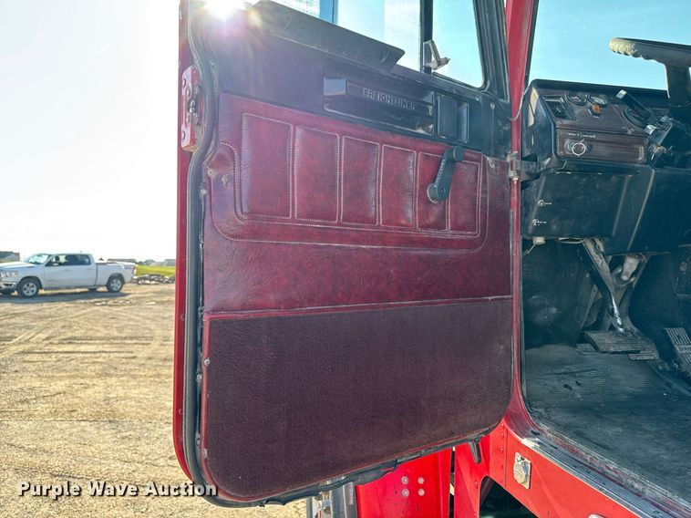 image for item EM3752 1998 Freightliner FLD1209D semi truck