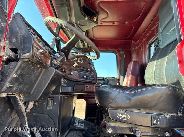 image for item EM3752 1998 Freightliner FLD1209D semi truck