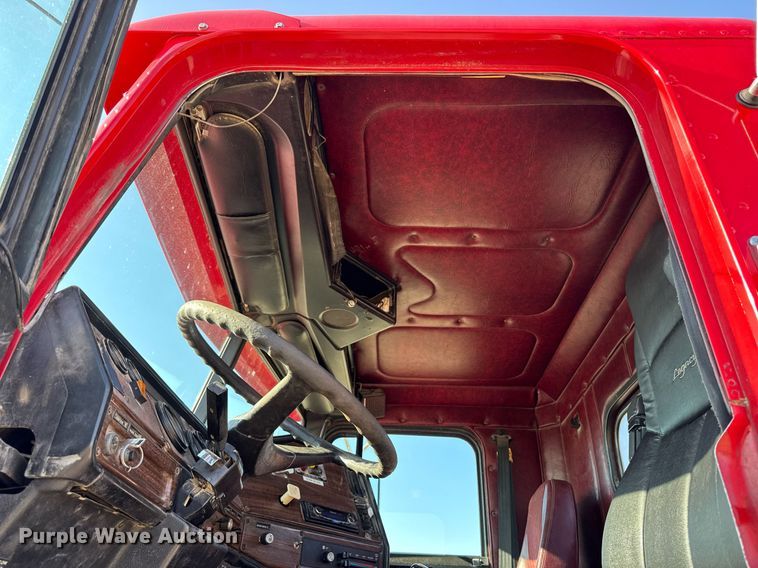 image for item EM3752 1998 Freightliner FLD1209D semi truck