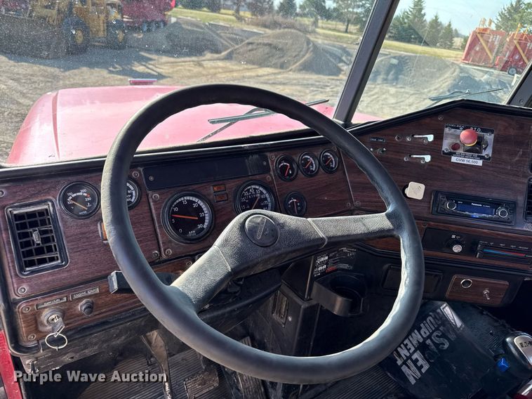 image for item EM3752 1998 Freightliner FLD1209D semi truck