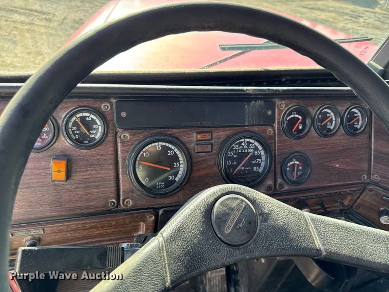 image for item EM3752 1998 Freightliner FLD1209D semi truck