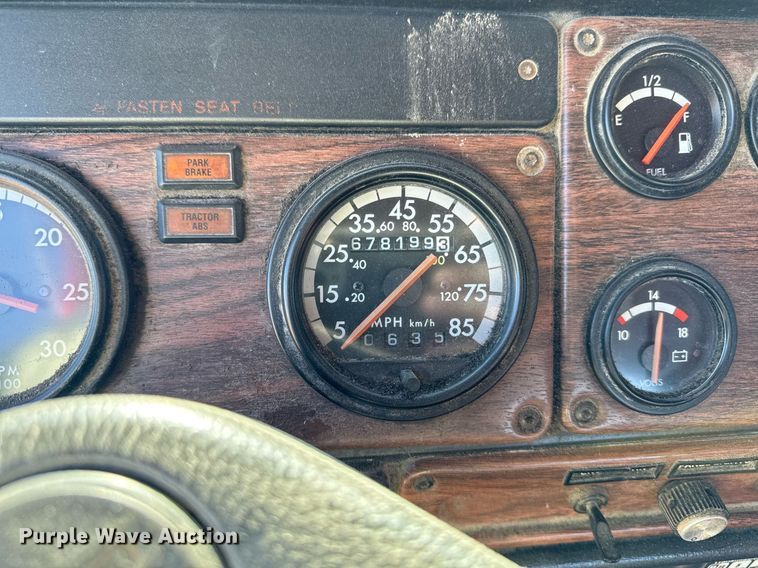 image for item EM3752 1998 Freightliner FLD1209D semi truck