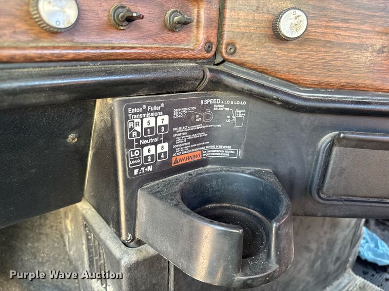 image for item EM3752 1998 Freightliner FLD1209D semi truck