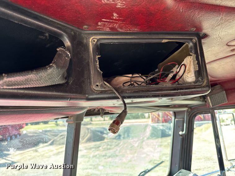 image for item EM3752 1998 Freightliner FLD1209D semi truck