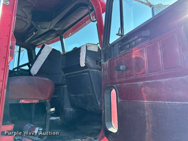 image for item EM3752 1998 Freightliner FLD1209D semi truck