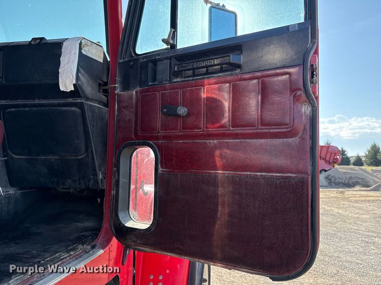 image for item EM3752 1998 Freightliner FLD1209D semi truck