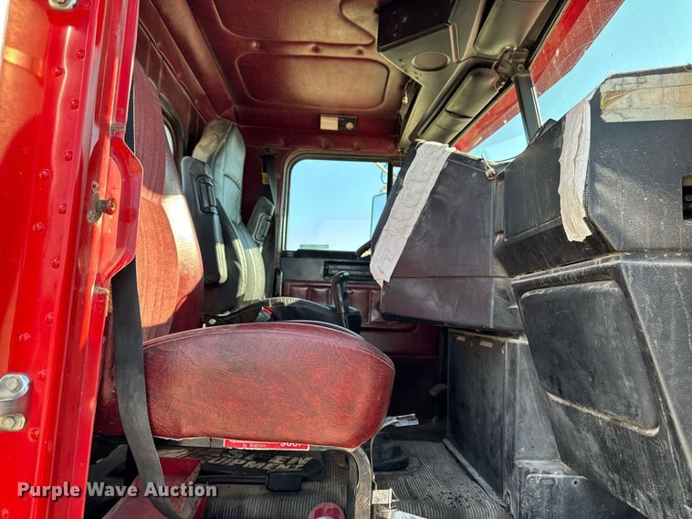 image for item EM3752 1998 Freightliner FLD1209D semi truck