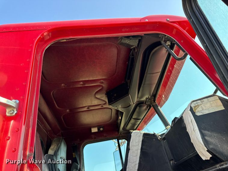 image for item EM3752 1998 Freightliner FLD1209D semi truck