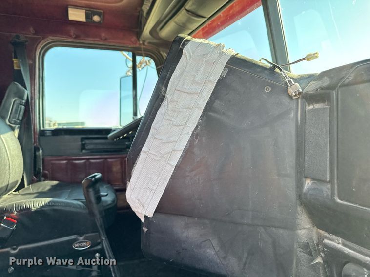 image for item EM3752 1998 Freightliner FLD1209D semi truck