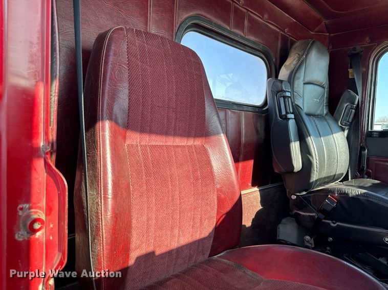 image for item EM3752 1998 Freightliner FLD1209D semi truck