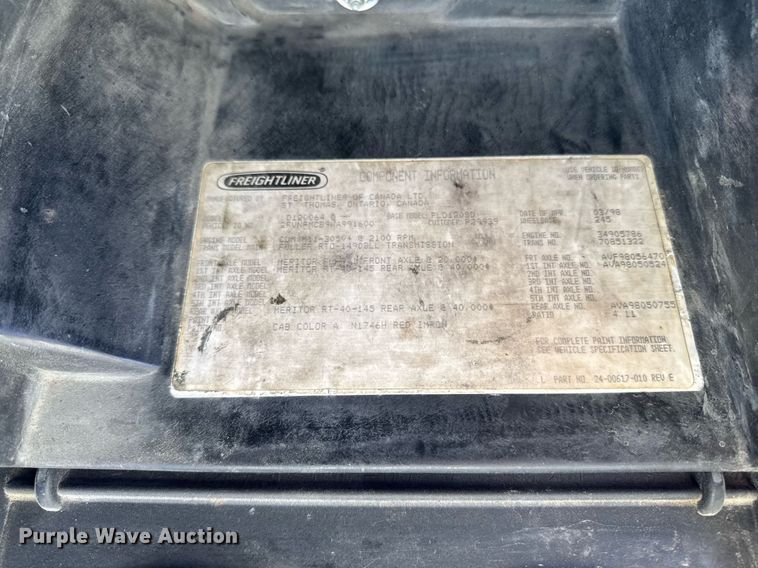 image for item EM3752 1998 Freightliner FLD1209D semi truck