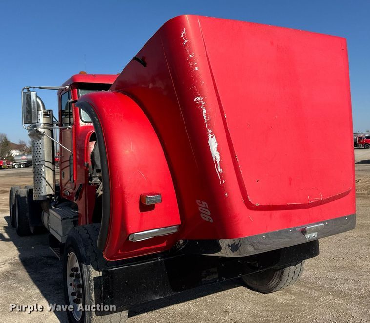 image for item EM3752 1998 Freightliner FLD1209D semi truck