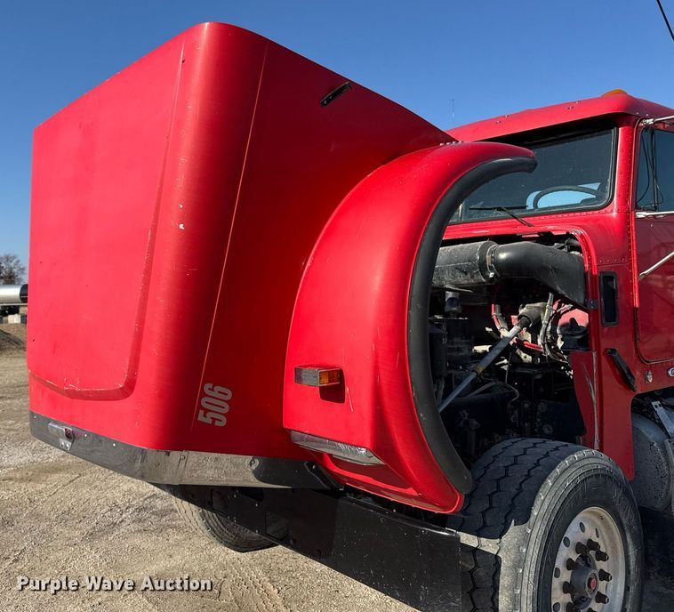 image for item EM3752 1998 Freightliner FLD1209D semi truck