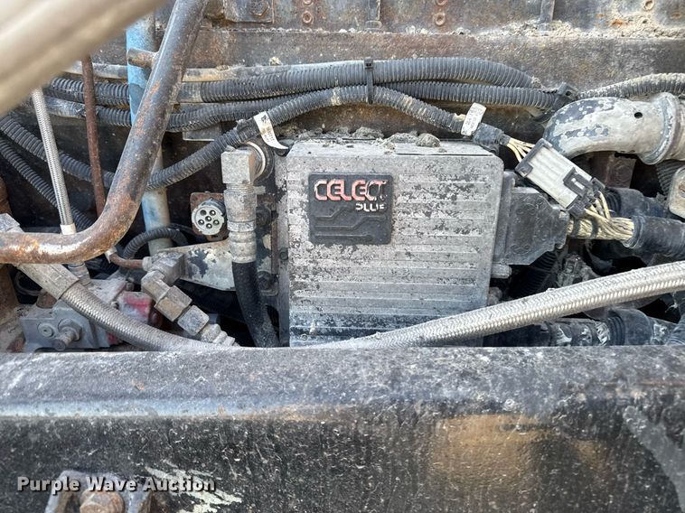 image for item EM3752 1998 Freightliner FLD1209D semi truck