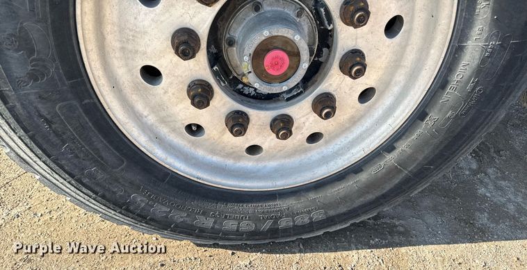 image for item EM3752 1998 Freightliner FLD1209D semi truck