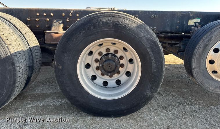 image for item EM3752 1998 Freightliner FLD1209D semi truck