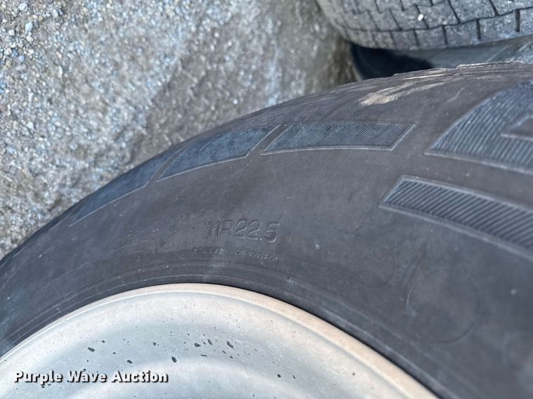 image for item EM3752 1998 Freightliner FLD1209D semi truck