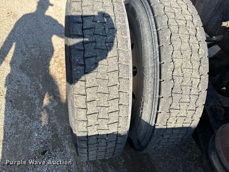 image for item EM3752 1998 Freightliner FLD1209D semi truck