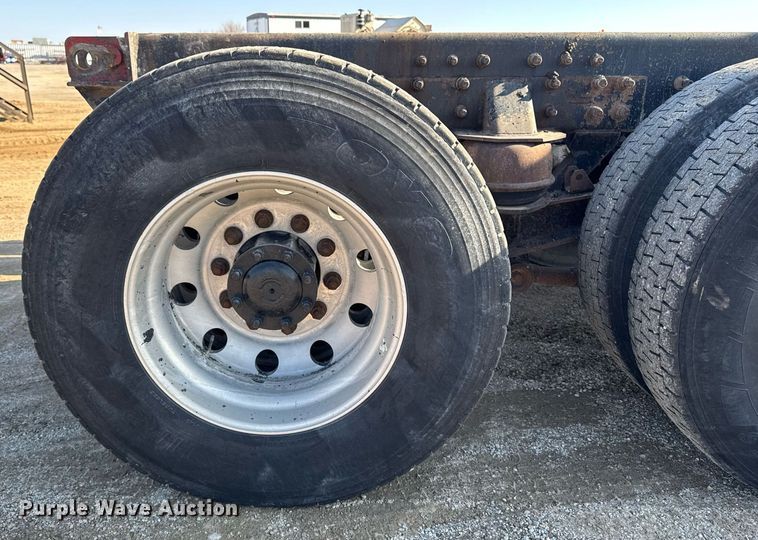 image for item EM3752 1998 Freightliner FLD1209D semi truck