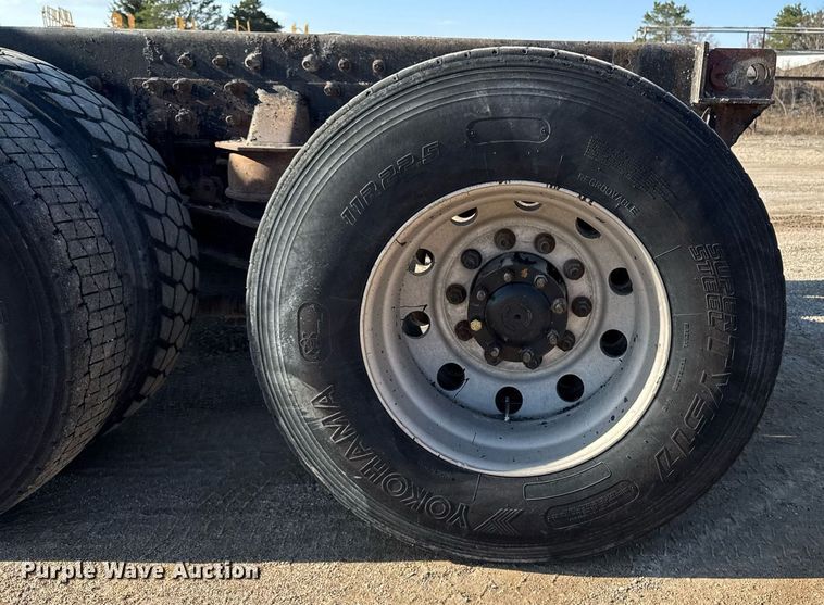 image for item EM3752 1998 Freightliner FLD1209D semi truck