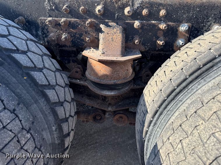 image for item EM3752 1998 Freightliner FLD1209D semi truck