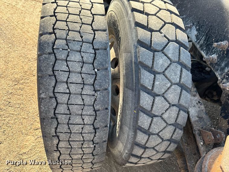 image for item EM3752 1998 Freightliner FLD1209D semi truck