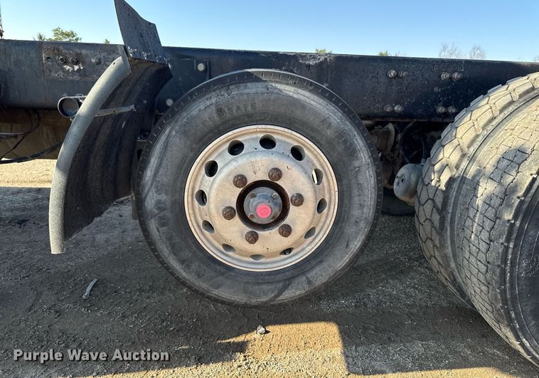 image for item EM3752 1998 Freightliner FLD1209D semi truck