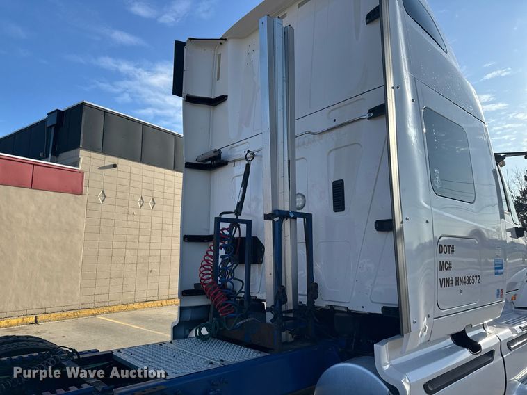 image for item EM3753 2017 International Prostar Plus 122 semi truck