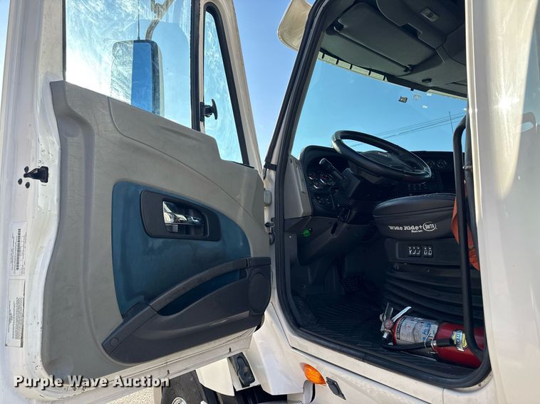 image for item EM3753 2017 International Prostar Plus 122 semi truck