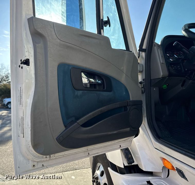 image for item EM3753 2017 International Prostar Plus 122 semi truck