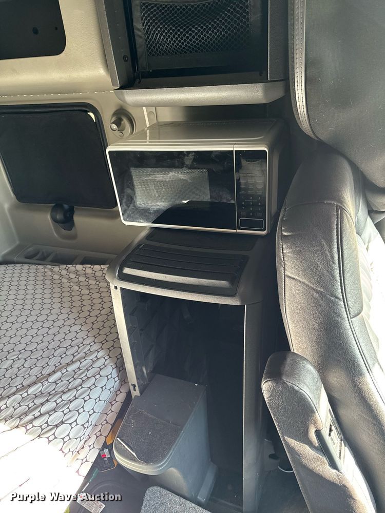 image for item EM3753 2017 International Prostar Plus 122 semi truck