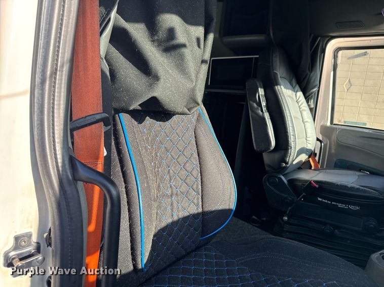 image for item EM3753 2017 International Prostar Plus 122 semi truck